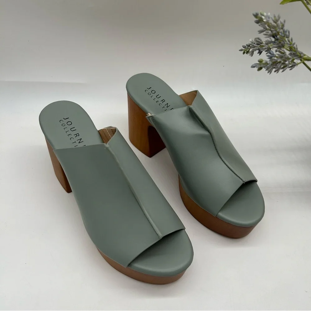 JOURNEE COLLECTION Women's Lorenza Platform Dress Sandals in slate blue size 9